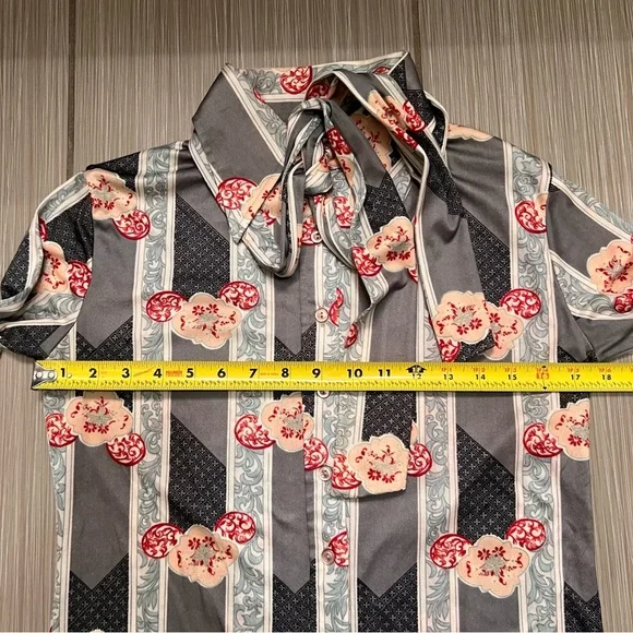 Vintage 1970s long sleeve blouse with tie neckerchief floral grey Vicki Volts - Picture 10 of 12